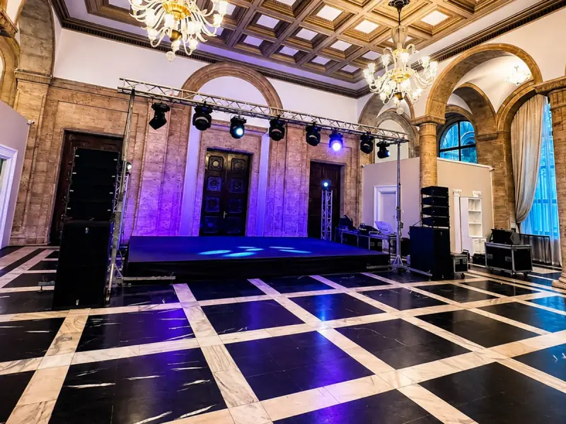 Scenă cu truss și lumini într-o sală de bal